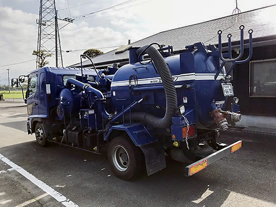 ４ｔ特殊強力吸引車①
